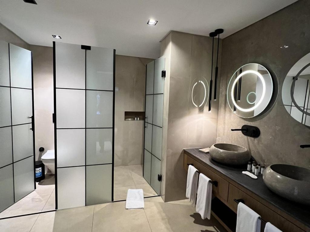 Panagia Premier Trabzon Hotell Eksteriør bilde Bathroom with a walk-in shower